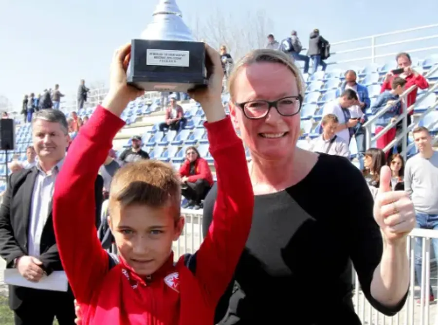 Vasilije Kostov, alături de mama sa. Foto: SportalRS „Părinții mei nu au sunat niciodată antrenorii!” » La 17 ani, cel mai căutat fotbalist din Serbia dezvăluie secretul succesului