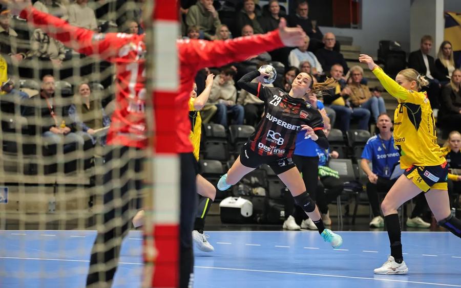Paula Arcos a marcat 6 goluri și a jucat un rol important în revenirea Gloriei Bistrița/Foto: ehfcl.com Gloria Bistrița, victorie magică în Danemarca, după o repriză secundă excelentă! Renata de Arruda, Danila So Delgado și Sonia Seraficeanu, de neoprit