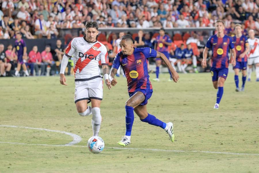 Andrei Rațiu și Raphinha, în Vallecano - Barcelona (31.08.2025) // FOTO: Imago Images Pierdere mare pentru Barcelona » Cât va lipsi Raphinha