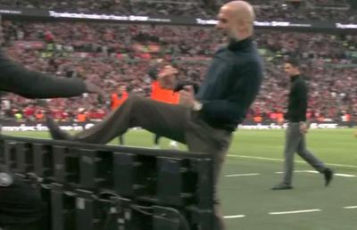 Pep Guardiola, reacție nemaivăzută în finala Cupei Ligii Angliei! Scene rare pe Wembley
