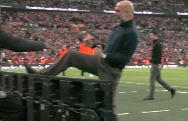 Pep Guardiola, reacție nemaivăzută în finala Cupei Ligii Angliei! Scene rare pe Wembley