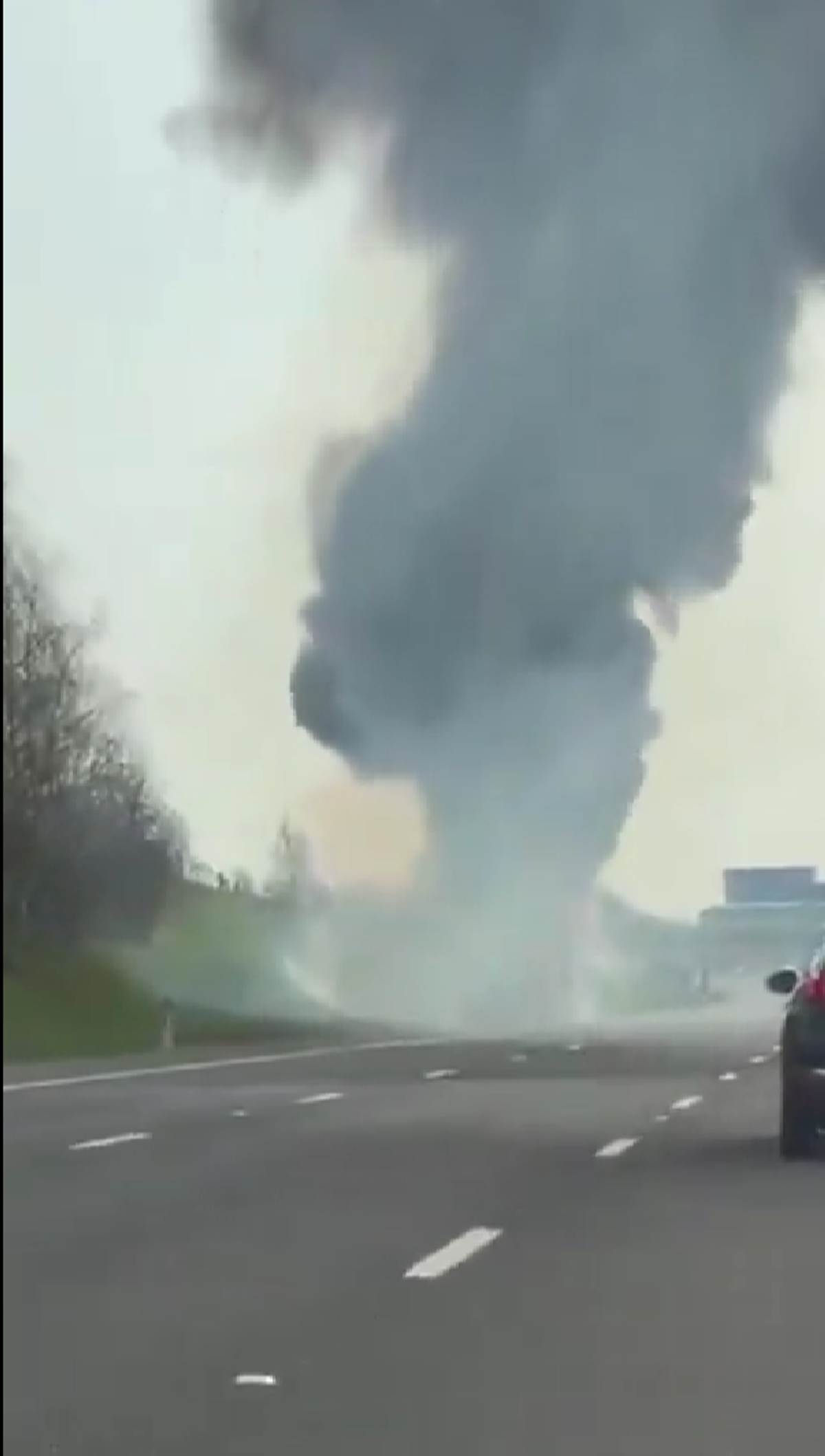 Panică pe autostradă: autocar cu fani de la Manchester City, cuprins de flăcări în drumul către Wembley