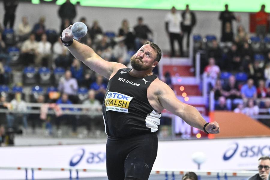 Tom Walsh în acțiune la CM indoor 2026 Foto: Imago Images Colosul neozeelandez, constructor cu jumătate de normă în viața de zi cu zi, a devenit cel mai medaliat atlet din istorie la Mondialele indoor