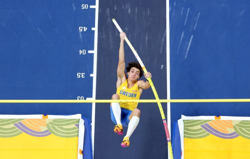 Armand Duplantis privitide sus FOTO Guliver/GettyImages