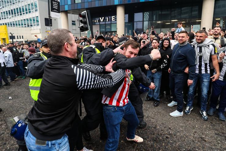 Fanii lui Newcastle și Sunderland, confruntări sângeroase înainte de meci / Imago Images