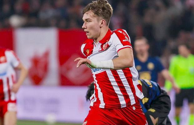 „Părinții mei nu au sunat niciodată antrenorii!” » La 17 ani, cel mai căutat fotbalist din Serbia dezvăluie secretul succesului