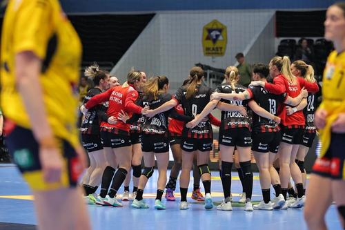 Gloria Bistrița a sărbătorit revenirea fantastică de pe terenul lui Ikast, din optimile de finală ale Ligii Campionilor/Foto: ehfcl.com