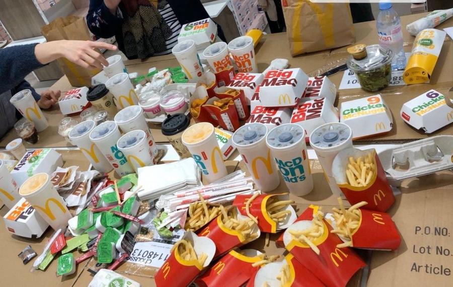Achizițiile unora dintre cei care au stat la coadă 3 ore Francezii au stat peste 3 ore la coadă după ce s-a redeschis McDonald's » Aglomerații uriașe și drumuri blocate: „Nu mai am nici o speranță pentru umanitate după ce am văzut asta”