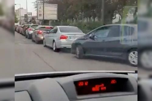 Francezii au stat peste 3 ore la coadă după ce s-a redeschis McDonald's