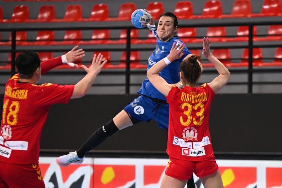 Cristina Neagu a marcat de două ori în meciul cu Macedonia de Nord de la Skopje FOTO Raed Krishan Cristina Neagu: „Va exista handbal și după mine. Acum iau o pauză din națională, dar vreau să merg cu România la Jocurile Olimpice din 2024