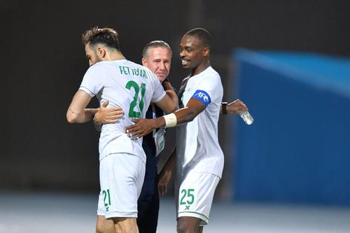 Laurențiu Reghecampf a câștigat primul meci alături de Al Ahli // foto: Twitter @ AlAhli