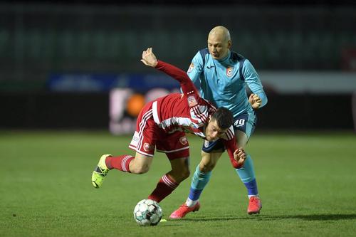 Panagiotis Deligiannidis, în duel cu Denis Dumitrașcu, într-un meci Sepsi - Chindia // foto: Imago
