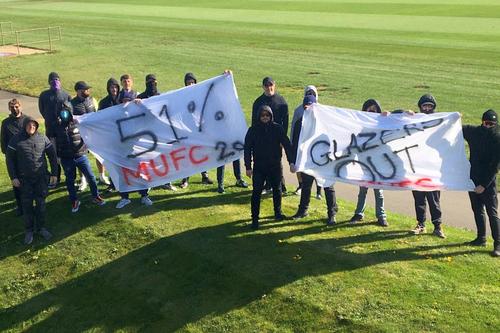 Fanii lui Manchester United, pe unul dintre terenurile bazei de pregătire de la Carrington // foto: Twitter @ Red Issue