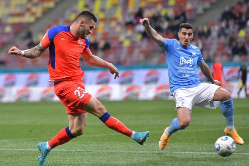 Marius Briceag (dreapta), în duel cu Ovidiu Popescu de la FCSB / foto: Imago Images