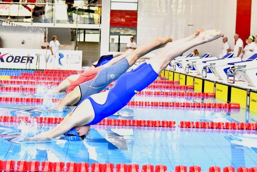 Doar un mic procent dintre copiii care încep înotul cu entuziasm ajung să se întrețină din acest sport