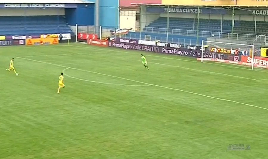 A scăpat singur cu portarul, dar s-a făcut de râs! » Fază incredibilă în primul meci al zilei din Liga 1