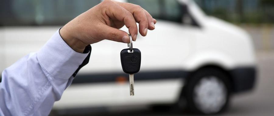 Serviciile de închirieri microbuze în Otopeni, ideale pentru un weekend activ alături de prieteni