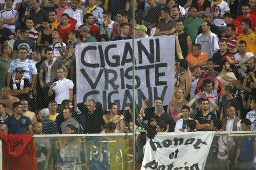 George Simion (încercuit), în mijlocul ultrașilor, lângă un mesaj rasist / Sursă foto: Arhivă GSP