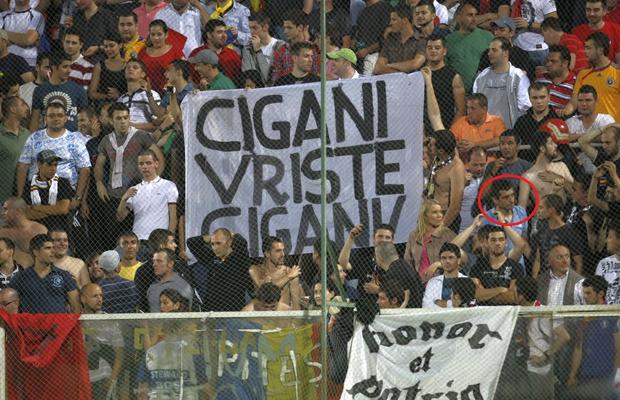 Ce s-a întâmplat ultima oară când naționala a jucat în Giulești: George Simion, în mijlocul ultrașilor, lângă un mesaj rasist + înjurături la adresa Stelei
