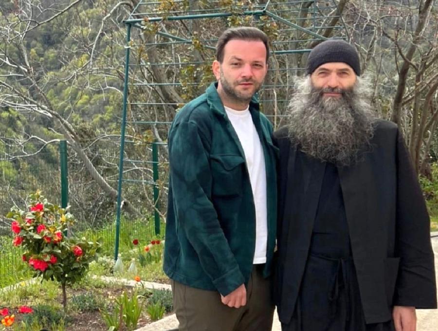 Părintele Pimen Vlad, alături de Mihai Morar Părintele Pimen Vlad, despre gestul extraordinar făcut de Gigi Becali pe Muntele Athos: „Îi dă unul o sacoșă și scoate și numără 30.000 de euro!”