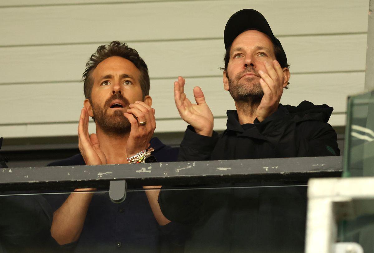 Wrexham, echipa actorilor de la Hollywood, Ryan Reynolds și Rob McElhenney, a promovat și a declanșat fiesta