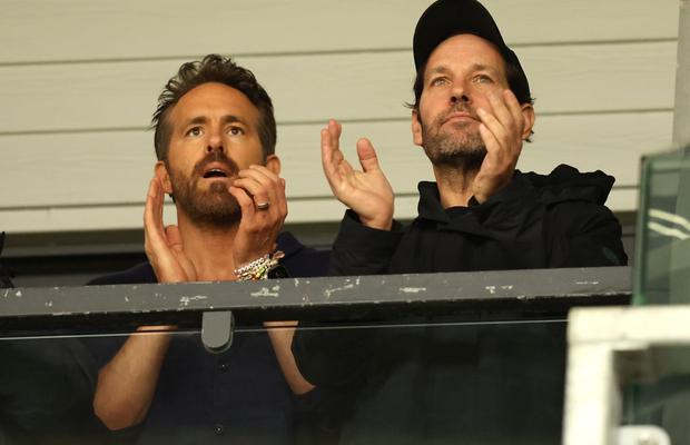 Afacere imorală? Actorul Ryan Reynolds e în centrul atenției, după ce și-a vândut clubul de fotbal unui gigant
