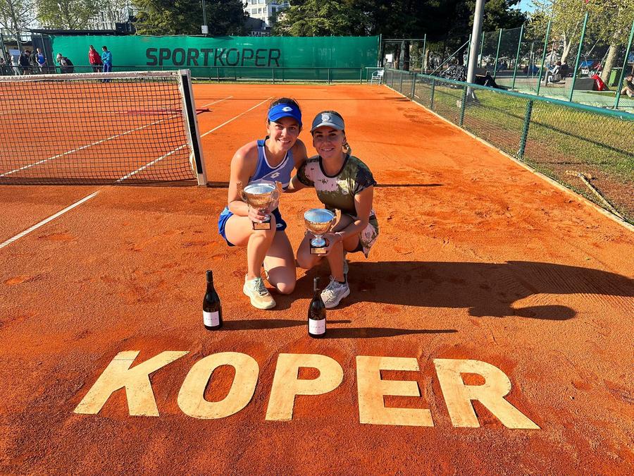 Andreea Mitu și Irina Bara cu trofeele de la Koper Open Irina Bara în finală, la simplu, și câștigătoare la dublu alături de Andreea Mitu în cadrul Koper Open