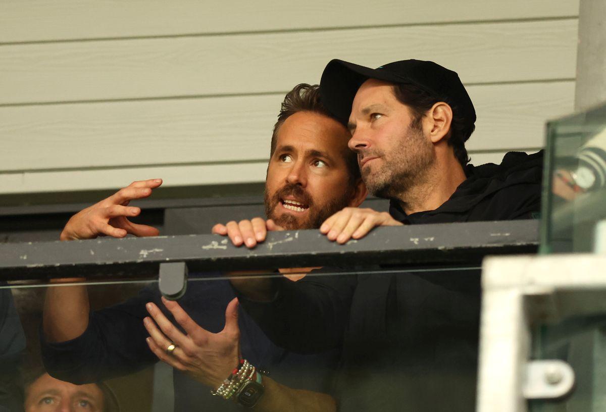 Sărbătoare la Wrexham! Echipa vedetelor de la Hollywood, Ryan Reynolds și Rob McElhenney, a promovat oficial și a declanșat fiesta