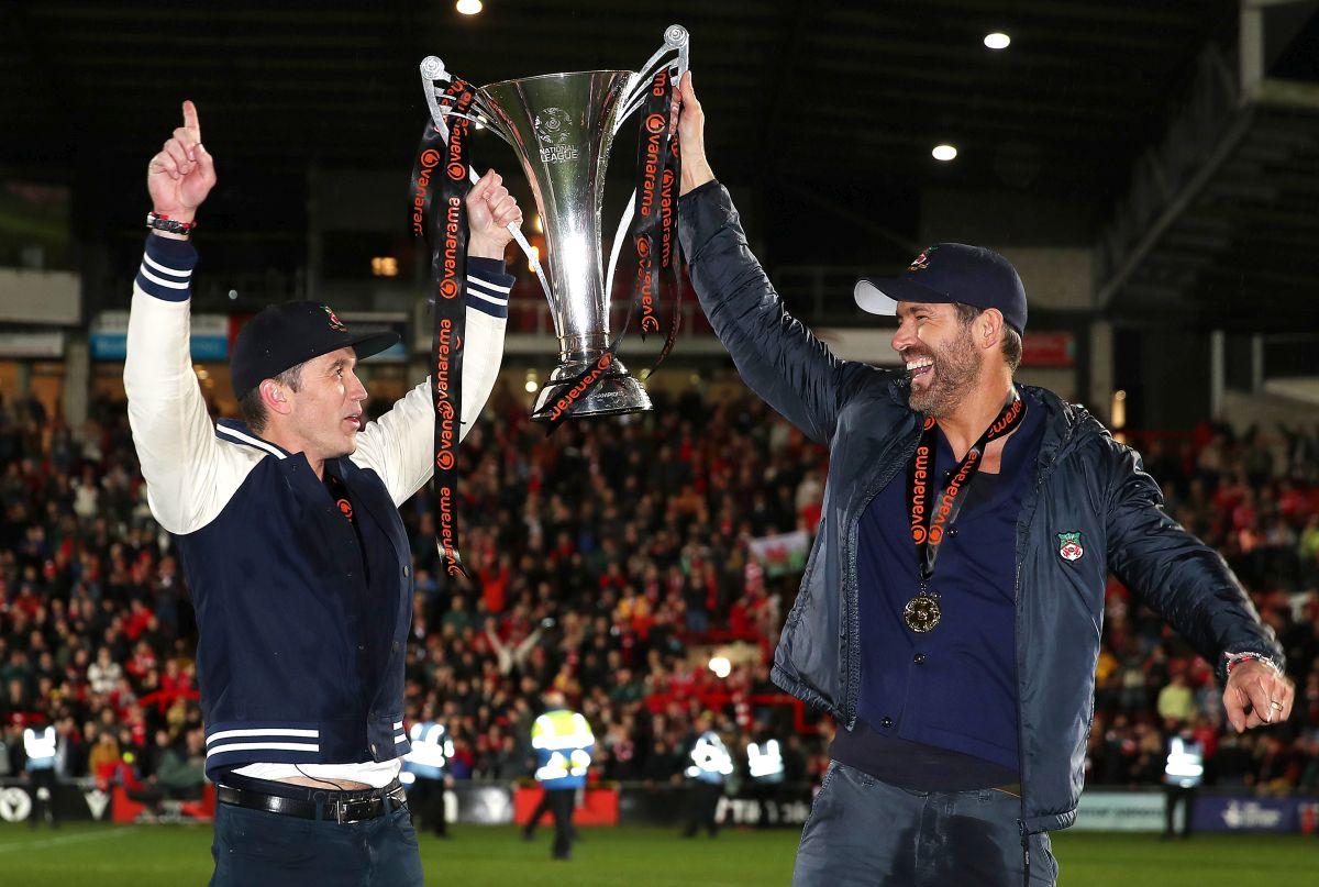 Sărbătoare la Wrexham! Echipa vedetelor de la Hollywood, Ryan Reynolds și Rob McElhenney, a promovat oficial și a declanșat fiesta