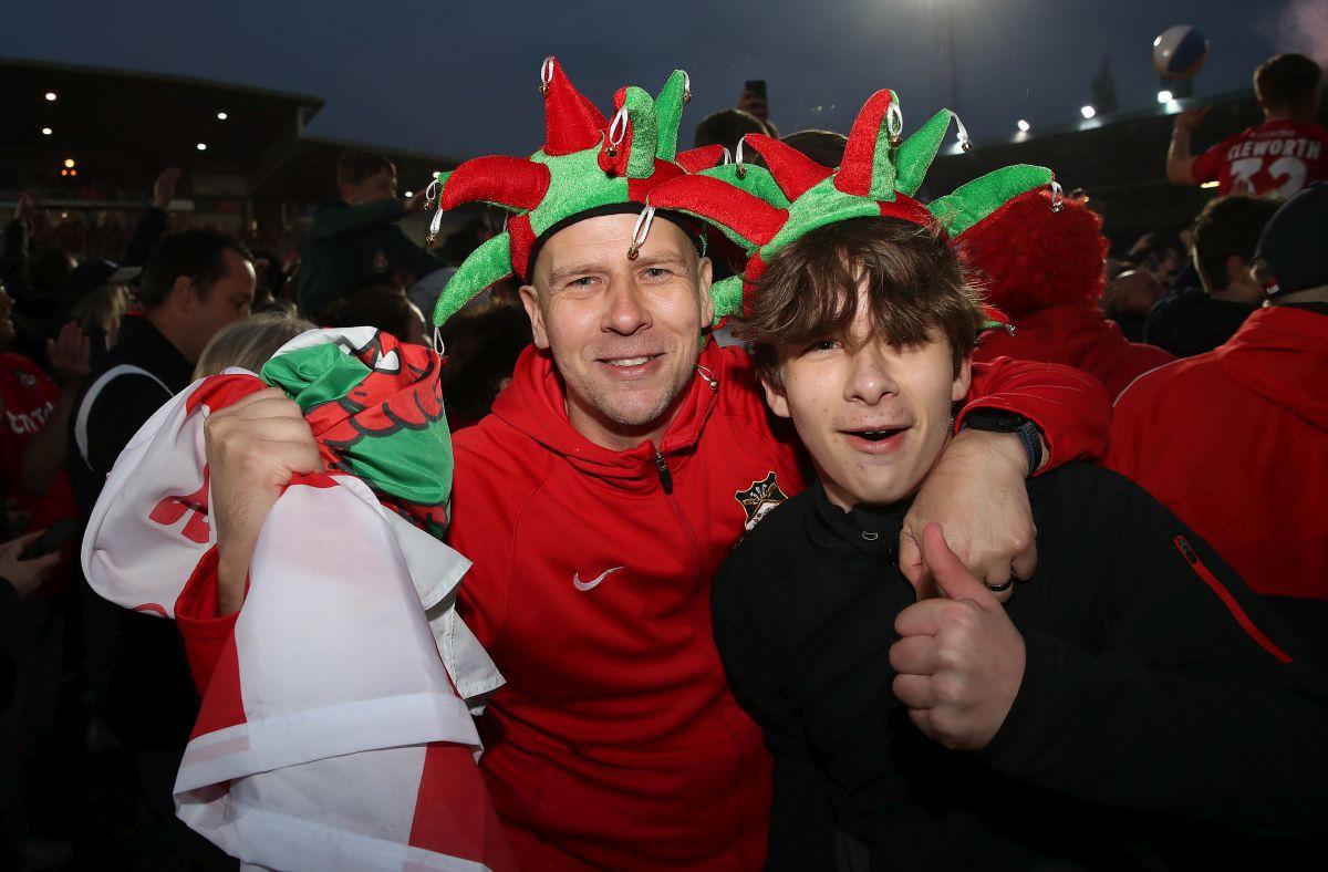 Sărbătoare la Wrexham! Echipa vedetelor de la Hollywood, Ryan Reynolds și Rob McElhenney, a promovat oficial și a declanșat fiesta