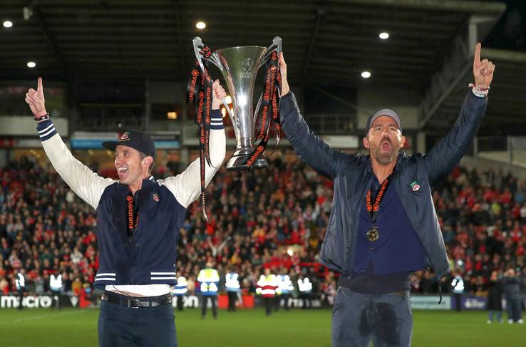 Rob McElhenney și Ryan Reynolds au sărbătorit intens promovarea lui Wrexham (foto: Guliver/Getty Images)