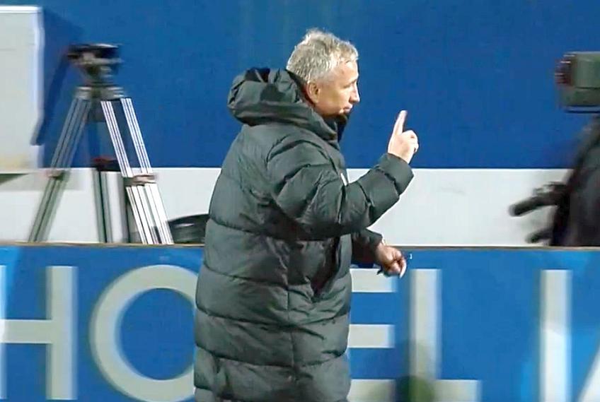 Dan Petrescu, în timp ce părăsea terenul