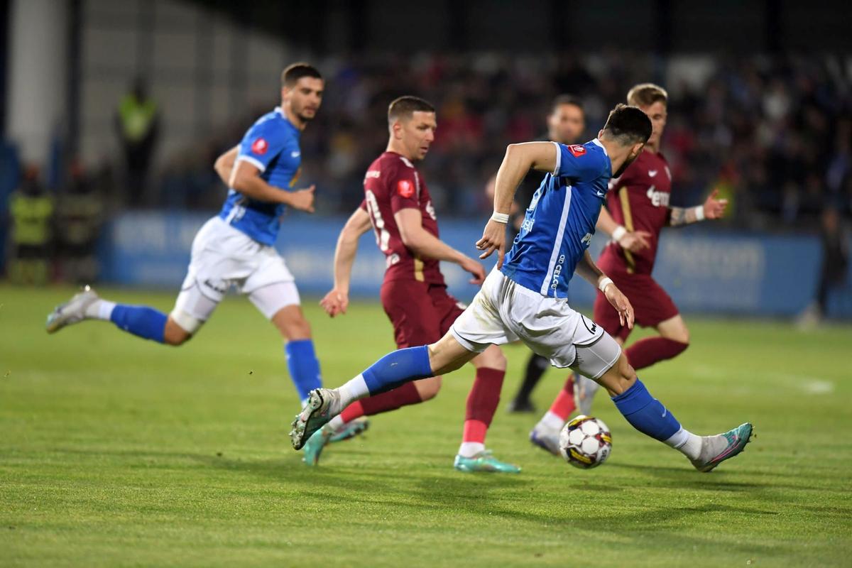 Momente încinse în Farul - CFR Cluj: încăierare generală după un conflict Nedelcu - Burcă!