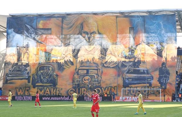 Aniversare cu scandal la Petrolul - UTA » Au afișat scenografia uriașă cu Immortan Joe, apoi jandarmii au intervenit în forță în peluză
