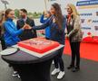 Simona Radiș a îndemnat-o pe Mariana Dumitru să taie și ea din tort FOTO Raed Krishan
