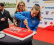 Magdalena Rusu s-a încumetat să taie tortul FOTO Raed Krishan