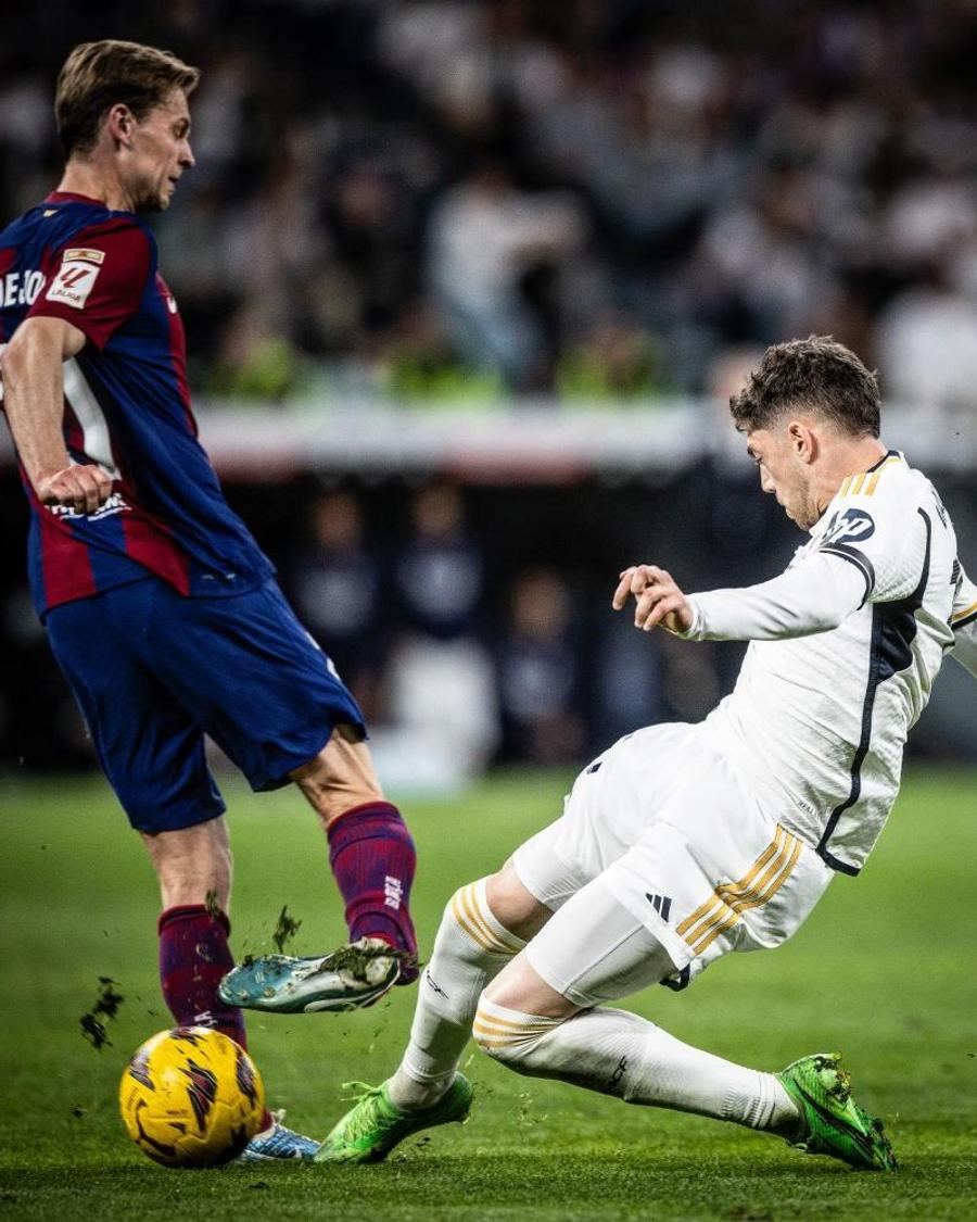 Impactul cu Fede Valverde i-a provocat lui Frenkie de Jong încă o accidentare la gleznă / Foto: X barcacentre Sezon terminat după accidentarea din El Clasico » Își revine până la Euro 2024?