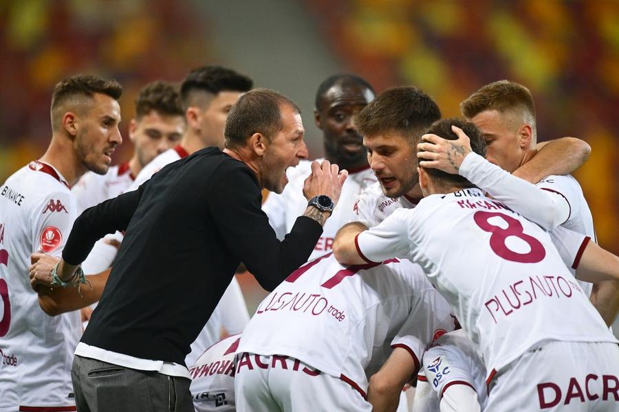 Dan Șucu i-a promis lui Lobonț că va rămâne și sezonul viitor pe bancă, dacă-i duce pe giuleșteni în cupele europene Speră degeaba Șumudică? Iosif Rotariu crede că Rapid are antrenor și pentru sezonul viitor: „Am zis de la început”
