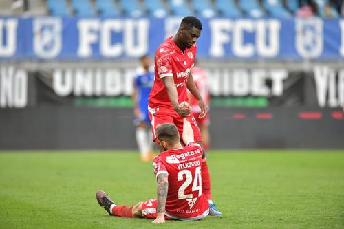 Josue Homawoo și Darko Velkovski, la finele partidei cu FCU Craiova (1-1)