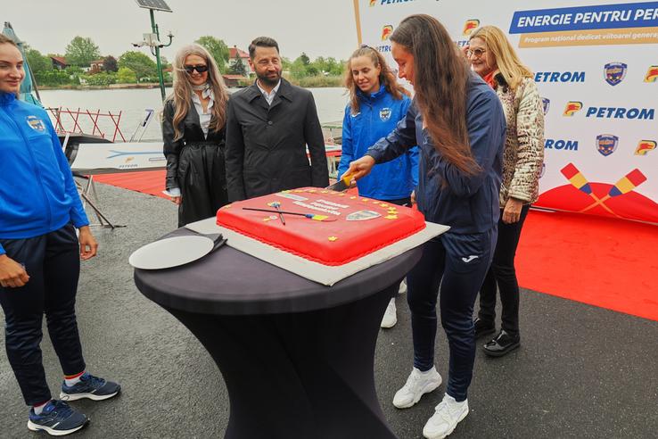 Simona Radiș a tăiat și ea o felie de tort FOTO Raed Krishan