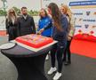 Simona Radiș a tăiat și ea o felie de tort FOTO Raed Krishan