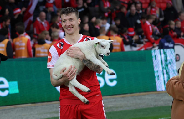 A fost cel mai bun jucător de pe teren și a primit cadou un miel! Ce premii au mai luat fotbaliștii