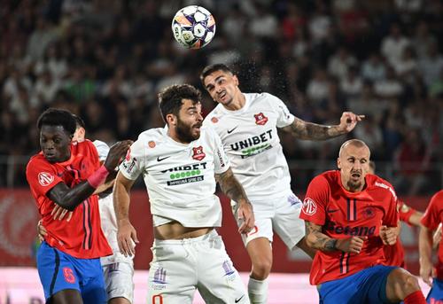 Tiago Goncalves lovește mingea cu capul într-un meci cu FCSB / FOTO: Imago