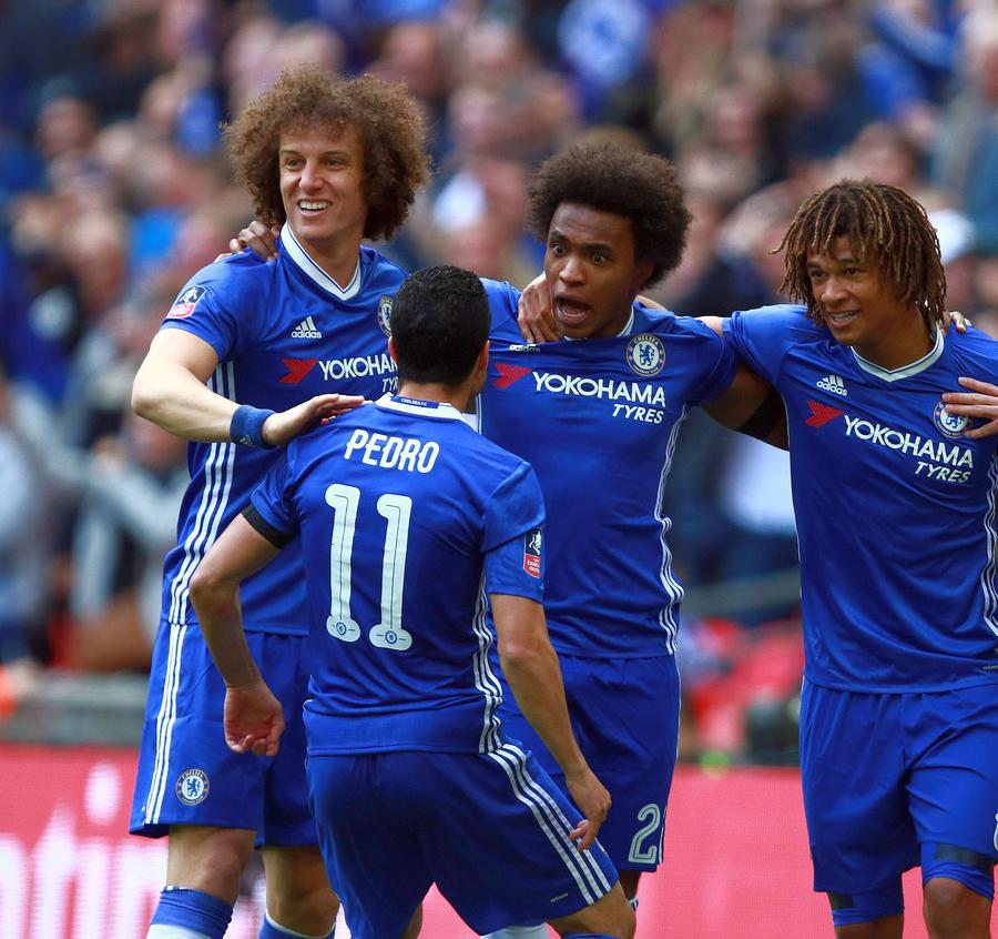 David Luiz în tricoul lui Chelsea. Foto: Imago „Maurizio Sarri îmi fuma în față” » „Matematicianul” David Luiz, interviu extins: „Am făcut 70 de ore cu autocarul, mi-am rupt mâinile la o miuță”