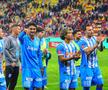 Ștefan Baiaram salută galeria alături de colegi, după Dinamo - Universitatea Craiova 0-2. Foto: Ionuț Iordache, GSP