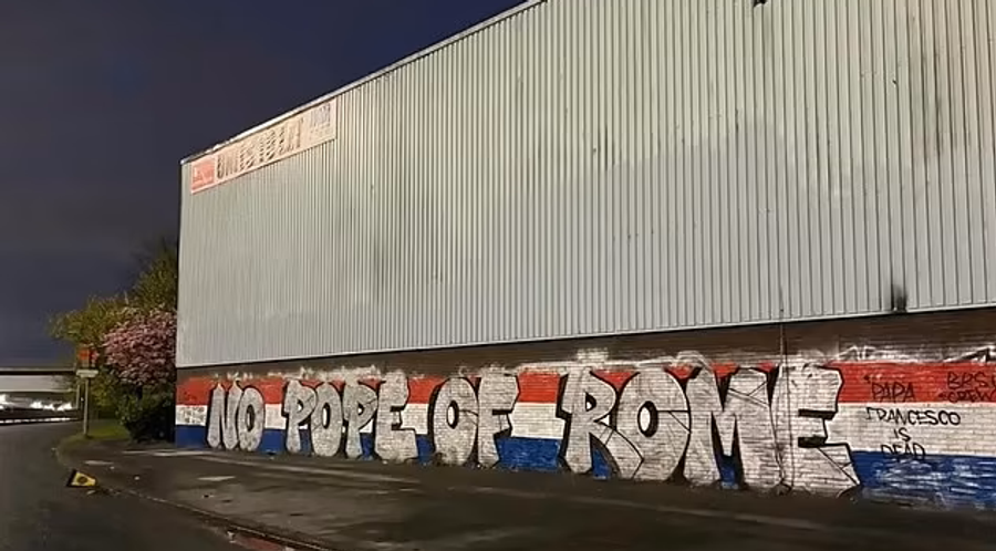 Graffiti-ul celor de la Rangers Război între fanii celor de la Rangers și Celtic, după moartea lui Papa Francisc » Gestul suporterilor echipei lui Ianis Hagi a revoltat pe toată lumea