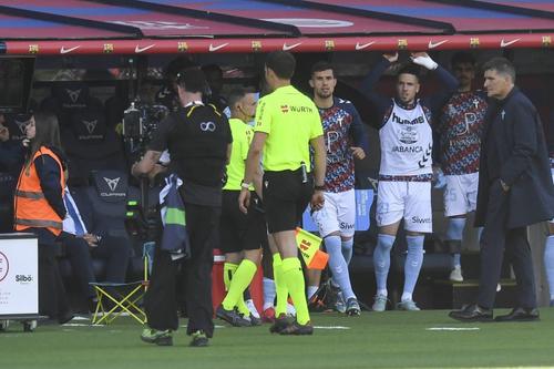 Sesizat de VAR, arbitrul revede faza de penalty din finalul meciului Barcelona - Celta Vigo (4-3) / Foto: Imago