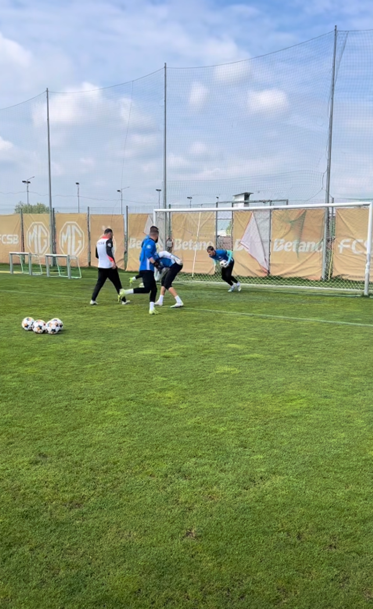 Primul antrenament din haosul lăsat de Mirel Rădoi » FCSB a anunțat staff-ul tehnic