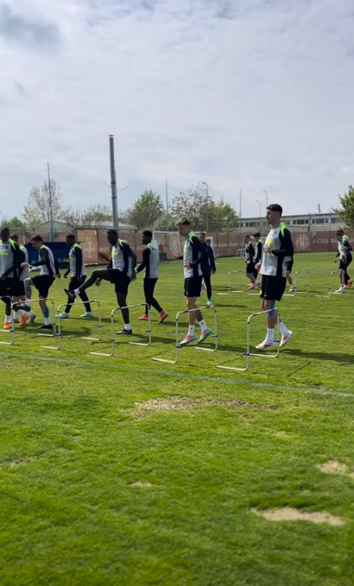 Primul antrenament din haosul lăsat de Mirel Rădoi » FCSB a anunțat staff-ul tehnic
