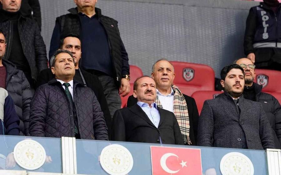 Memik Yilmaz, la meciul Rizespor - Gaziantep 2-1, 13 aprilie 2026 Îmblânzitorul de antrenori » Cine e bașkanul care l-a convins pe Mirel Rădoi să semneze cu Gaziantep FK